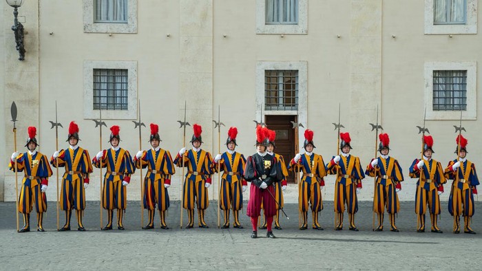 Swiss Guard (Garda Swiss) penjaga Paus.