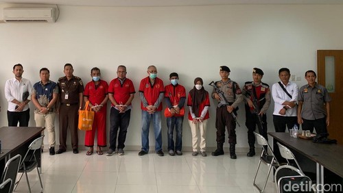 Muh. Kadafi paling kiri baju tahanan saat pelimpahan berkas dari penyidik Polda NTB ke Kejati NTB, pada Kamis (11/7/2024). Foto: (Ahmad Viqi/detikBali)