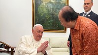 Pertemuan antara Paus dan Tahir beserta keluarganya terjadi pada pukul 8.30 WIB di Kedubes Vatikan. Mereka sempat berbincang-bincang sebelum akhirnya Paus meninggalkan Kedubes Vatikan dan menuju Bandara Soekarno-Hatta.