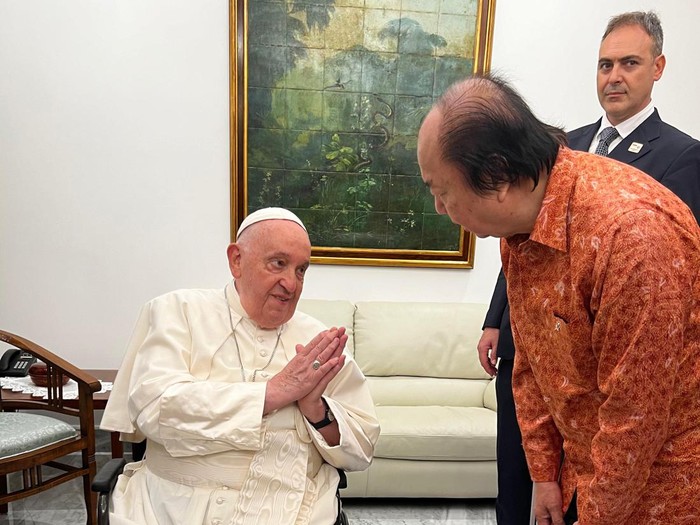 Tahir Bertemu Paus Tahir Bertemu Paus