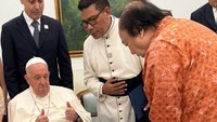 Sebelum melanjutkan lawatannya ke Papua Nugini, Paus sempat menerima Founder and Chairman Mayapada Group Dato Sri Tahir dan keluarganya di Kedutaan Besar Vatikan, Jakarta Pusat.