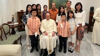 Pertemuan ini menyambung pertemuan keluarga Tahir dengan Paus 2 bulan lalu di Vatikan. Saat ini pertemuan kedua dalam rangka silaturahmi yang berlangsung sekitar 30 menit.