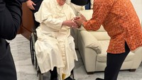 Tahir dan keluarganya juga sempat berfoto bersama dengan Paus. Ini juga merupakan kedua kalinya keluarga Tahir diterima oleh Paus.