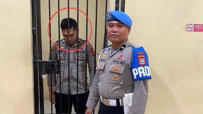 Tampang oknum anggota Polda Sulsel Briptu AL ditahan usai diduga menganiaya pacarnya.