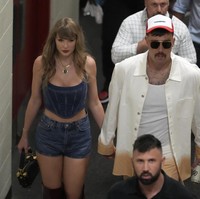 Atlet 34 tahun ini memakai topi, kacamata hitam dan kalung sebagai aksesori. Foto: Dok. AP