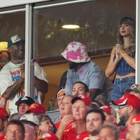 Taylor menata rambutnya dengan gaya bergelombang, sementara wajahnya dirias makeup yang jadi ciri khasnya, winged eyeliner dan pulasan lipstik merah. Foto: Dok. Getty Images