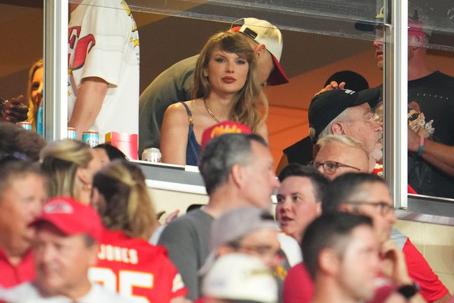 Taylor Swift tampil percaya diri mengenakan busana denim on denim, saat nonton pertandingan Baltimore Ravens vs Kansas City Chiefs di Stadion Arrowhead, Kansas City, AS, Kamis (5/9/2-24). Foto: Dok. Getty Images