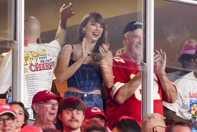 Taylor Swift menempati area khusus untuk menonton kekasih hatinya bertanding. Dia tampak duduk di samping Ed Kelce, ayah Travis. Foto: Dok. AP