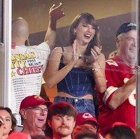Taylor Swift menempati area khusus untuk menonton kekasih hatinya bertanding. Dia tampak duduk di samping Ed Kelce, ayah Travis. Foto: Dok. AP