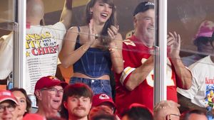 7 Gaya Modis Taylor Swift Nonton Kekasih Tanding Football, Pakai Korset Denim