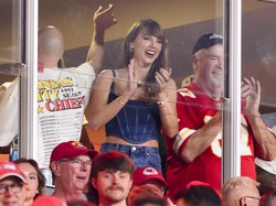 7 Gaya Modis Taylor Swift Nonton Kekasih Tanding Football, Pakai Korset Denim