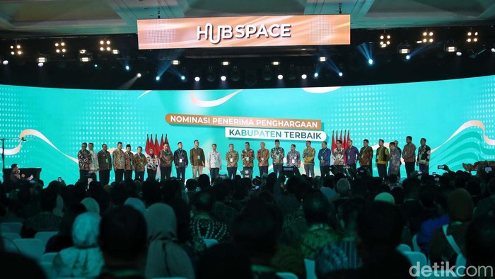 Menteri Perhubungan Budi Karya Sumadi beri penghargaan kepada tiga mantan Menteri Perhubungan. Penghargaan diberikan atas jasa-jasa mendorong lompatan transportasi.