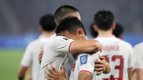 JAKARTA, INDONESIA - JUNE 11: Rizky Ridho of Indonesia (R) celebrates after scoring the teams second goal with teammate during the FIFA World Cup Asian second qualifier Group F match between Indonesia and Philippines at Gelora Bung Karno Stadium on June 11, 2024 in Jakarta, Indonesia. (Photo by Robertus Pudyanto/Getty Images)