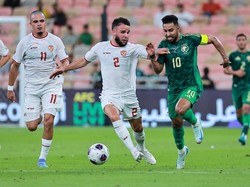 Ragnar Oratmangoen dan Calvin Verdonk melancarkan serangan ke Arab Saudi. Dalam pertandingan ini, Indonesia berhasil membobol gawang lawan di menit ke-19. Reuters/Stringer.  