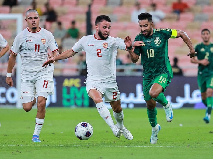 Timnas Indonesia menahan imbang Arab Saudi 1-1 di Stadion King Abdullah Sports City. Ini hasil imbang pertama timnas kontra Arab di laga kompetitif dalam 40 tahun.
