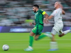 Timnas Arab Saudi melakukan serangan. Dalam pertandingan ini. Arab Saudi menyamakan kedudukan melalui Musab Aljuwayr menjelang turun minum.   