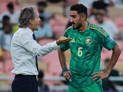 Roberto Mancini memberikan pengarahan kepada Abbas Al Hassan.  