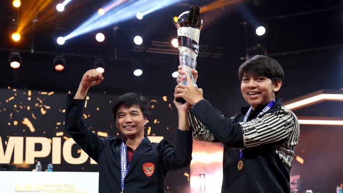  Ichsan Rahmat Taufiq (miracle), Manager of Indonesia and Budi Muhamad Manar Hidayat (wednesday), Assistant Manager of Indonesia, celebrate with the FIFAe World Cup trophy after beating Sven Goly (Svonn), Manager of Germany and Tery Whenett (FMZweierkette), Assistant Manager of Germany (not pictured), to win the final on Day Four of the FIFAe World Cup™ featuring Football Manager at the Exhibition Centre Liverpool on September 01, 2024 in Liverpool, England. (Photo by Alex Livesey - FIFA/FIFA via Getty Images)