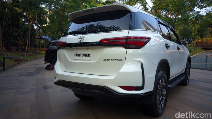 Toyota Fortuner baru.