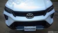 Fortuner baru hadir dengan penyegaran di area wajah, mulai dari lampu utama, gril hingga bumper-nya.