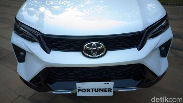 Toyota Fortuner baru.