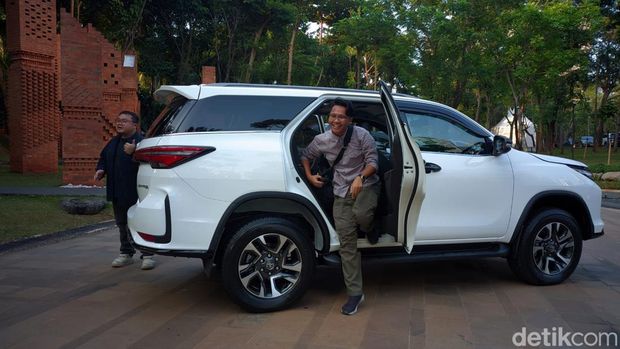 Toyota Fortuner baru.