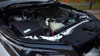 Toyota Fortuner baru 4x2 tersedia dalam varian SRZ dengan mesin 2.694cc yang mampu menghasilkan tenaga 163 PS dan torsi 245 NM. Kemudian VRZ dengan mesin 2.755cc yang mampu menghasilkan 203 PS dan torsi 500 Nm. Sementara Fortuner baru 4x4 hadir dengan varian VRZ dan GR-S yang sama-sama punya mesin 2.755cc dengan semburan tenaga 203 PS dan torsi 500 Nm.