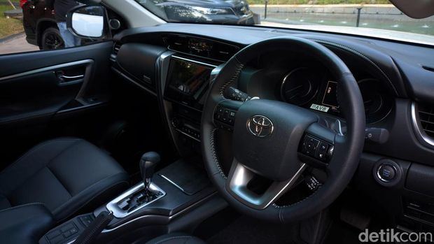 Toyota Fortuner baru.