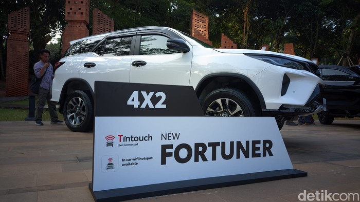 Toyota Fortuner baru.