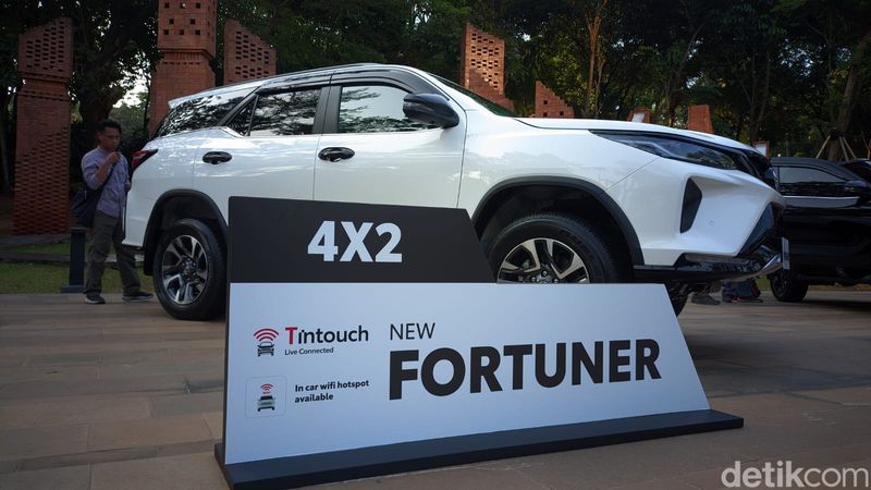 Toyota Fortuner baru.