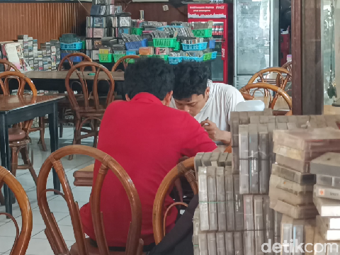 Tumpukan kaset pita di Rumah Makan Padang Jaya 1977, Kota Semarang, Kamis (5/9/2024).