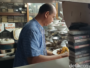 5 Tempat Makan Ini Lokasinya Unik, di Dalam Toko Kaset dan Bangunan