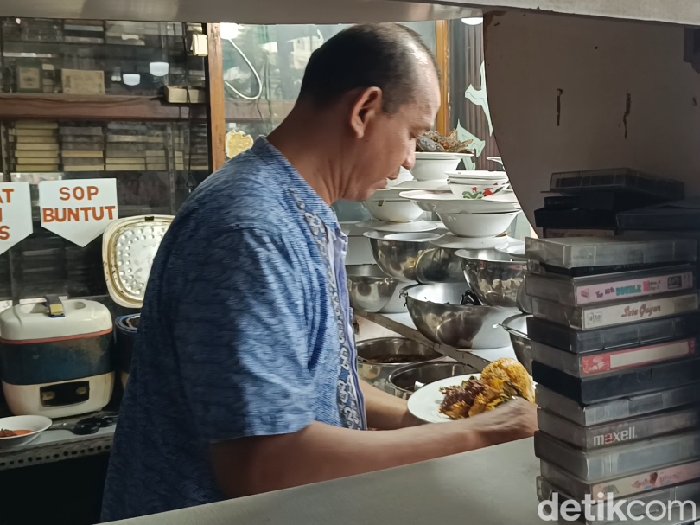 Tumpukan kaset pita di Rumah Makan Padang Jaya 1977, Kota Semarang, Kamis (5/9/2024).