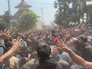 Aksi Bos Batik Pekalongan Sebar Duit Rp 35 Juta Bikin Warga Rebutan
