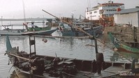 Tampak di kejauhan, kapal yang akan membawa kami ke Karimunjawa.