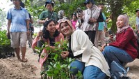 Di pulau tidung kecil, sedang menanam bibit mangrove