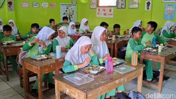Uji coba program makan siang gratis di SD Subang.