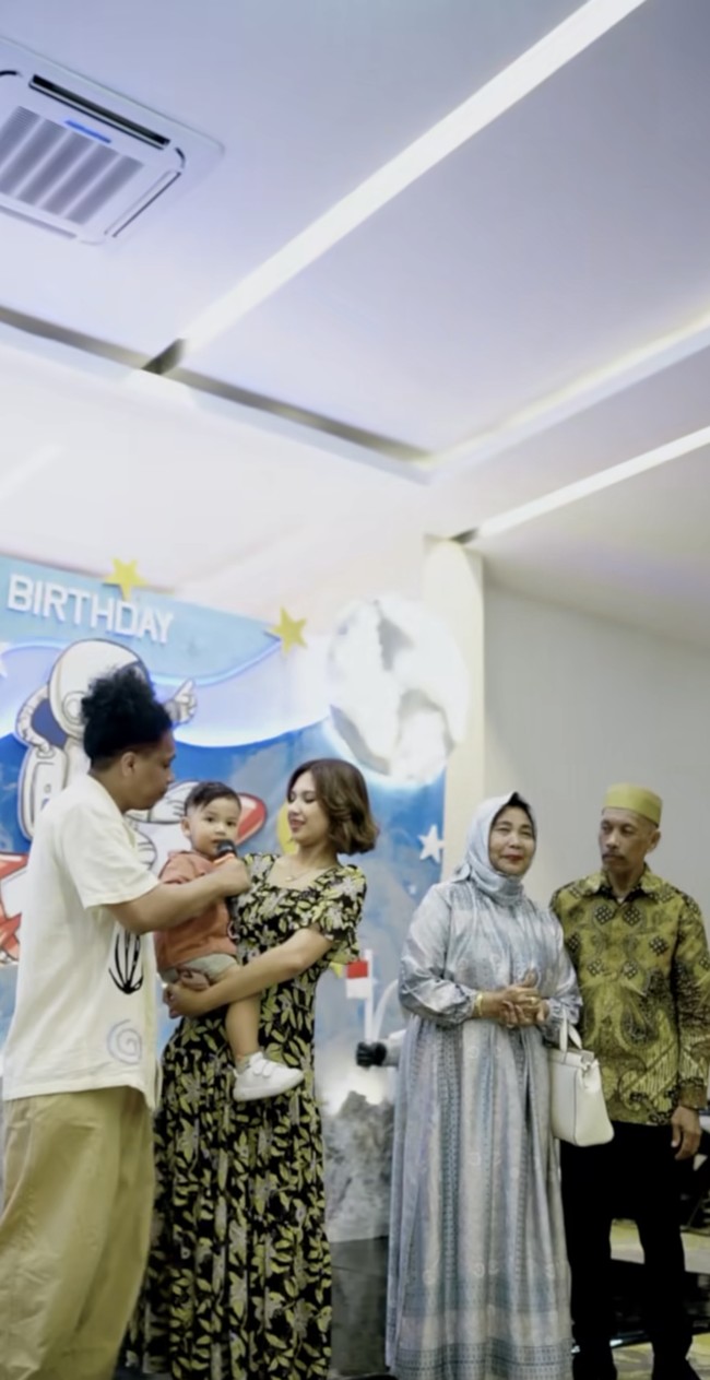 Dari video yang dibagikan juga terlihat kedua orangtua Arie yang turut hadir. Kedua kakek dan nenek Naka itu tampak ikut berdiri di sebelah Naka dan kedua orangtuanya. Foto: Instagram/@indahpermatas