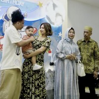 Dari video yang dibagikan juga terlihat kedua orangtua Arie yang turut hadir. Kedua kakek dan nenek Naka itu tampak ikut berdiri di sebelah Naka dan kedua orangtuanya. Foto: Instagram/@indahpermatas