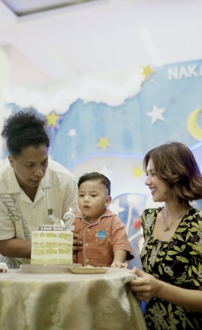 Sudah berusia 2 tahun, penampilan Naka yang imut dan menggemaskan juga tak kalah jadi sorotan. Banyak netizen yang juga memuji penampilan Naka yang makin ganteng. Foto: Instagram/@indahpermatas