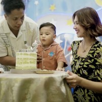 Sudah berusia 2 tahun, penampilan Naka yang imut dan menggemaskan juga tak kalah jadi sorotan. Banyak netizen yang juga memuji penampilan Naka yang makin ganteng. Foto: Instagram/@indahpermatas