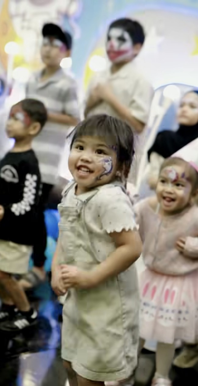 Acara ulang tahun tersebut tampak meriah dihadiri para kerabat dan sahabat. Teman-teman Naka yang hadir pun tampak begitu menikmati acara tersebut. Foto: Instagram/@indahpermatas
