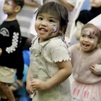 Acara ulang tahun tersebut tampak meriah dihadiri para kerabat dan sahabat. Teman-teman Naka yang hadir pun tampak begitu menikmati acara tersebut. Foto: Instagram/@indahpermatas