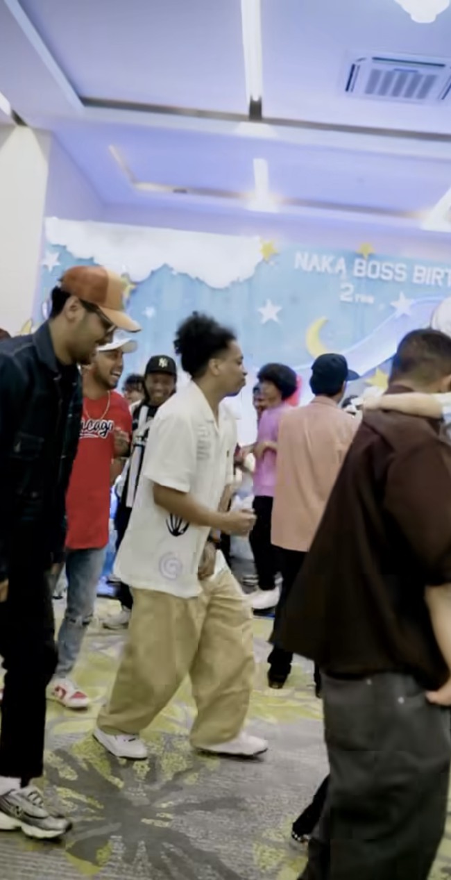 Tak hanya para anak-anak dan tamu undangan, ayah Naka, Arie Kriting juga terlihat ikut berjoget bersama. Arie tampak begitu bahagia dan menikmati perayaan ulang tahun putranya. Foto: Instagram/@indahpermatas