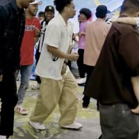 Tak hanya para anak-anak dan tamu undangan, ayah Naka, Arie Kriting juga terlihat ikut berjoget bersama. Arie tampak begitu bahagia dan menikmati perayaan ulang tahun putranya. Foto: Instagram/@indahpermatas