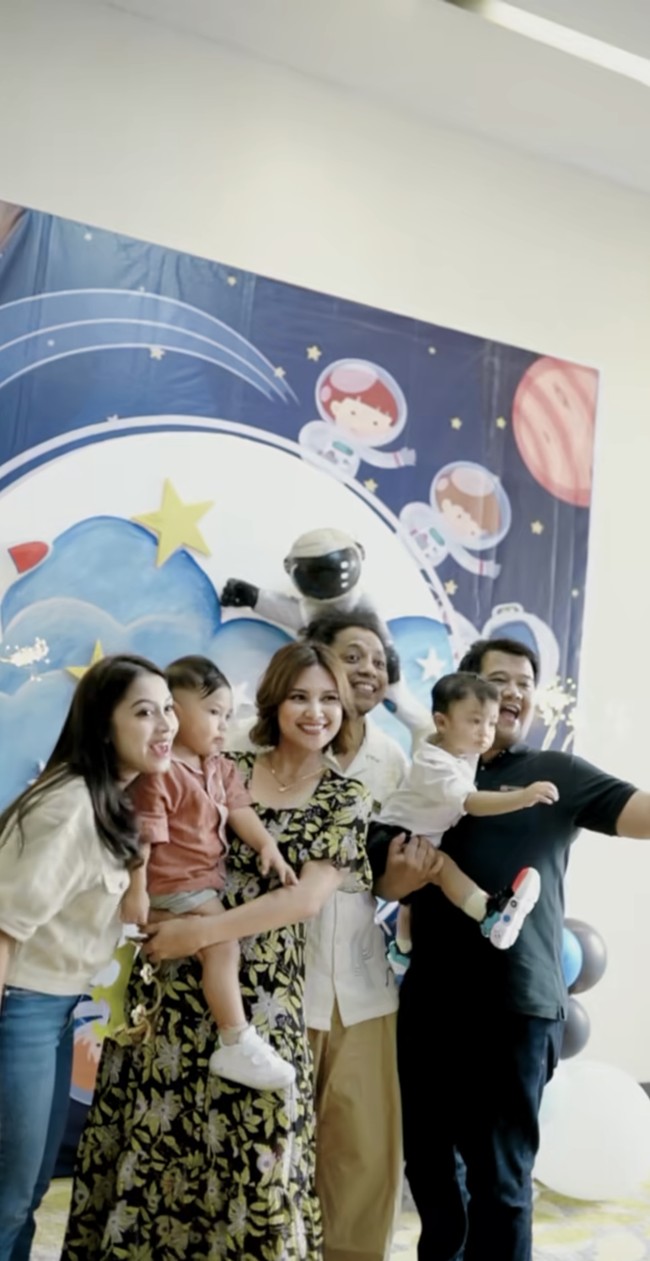 Indah Permatasari sendiri tampil stunning dalam balutan dress motif floral. Terlihat makin langsing dan fresh dengan rambut pendek, penampilan Indah pun ikut dipuji netizen. Foto: Instagram/@indahpermatas