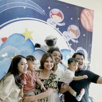 Indah Permatasari sendiri tampil stunning dalam balutan dress motif floral. Terlihat makin langsing dan fresh dengan rambut pendek, penampilan Indah pun ikut dipuji netizen. Foto: Instagram/@indahpermatas