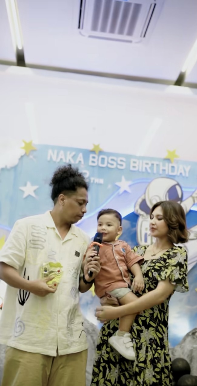 Naka, putra Arie Kriting dan Indah Permatasari baru saja merayakan ulang tahunnya yang ke-2 pada 1 September. Sebagai orangtua, Indah dan Arie pun membuat perayaan ulang tahun untuk sang putra tercinta. Foto: Instagram/@indahpermatas