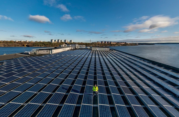 Untuk meningkatkan penggunaan energi terbarukan, Pelabuhan Stockholm, Swedia telah berinvestasi pada panel surya.