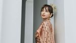 Momen Valerie Tifanka Jadi Turis Pakai Busana Tradisional Thailand di Wat Arun